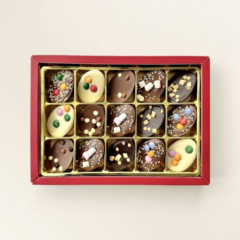 Chocolade paaseitjes versierd - 195 gram - melk, puur en wit - in geschenkdoos