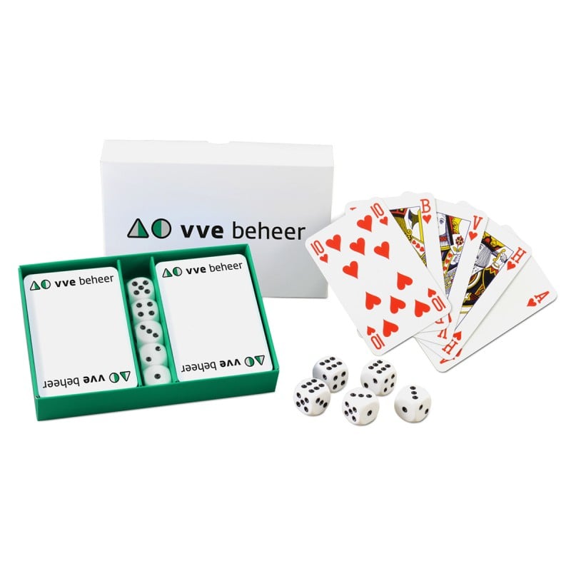 Spelset - karton - 2 sets speelkaarten en 5 dobbelstenen - verpakt in doosje