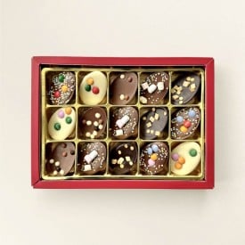 Chocolade paaseitjes versierd - 195 gram - melk, puur en wit - in geschenkdoos