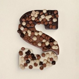 Luxe chocoladeletter S - melk/wit/puur - kleine kruidnoten - 250 gram - onbedrukt