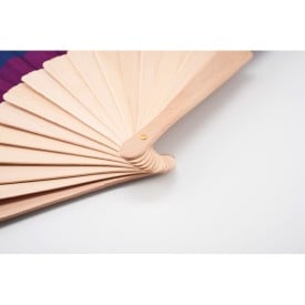Regenboog handwaaier - polyester - 23 cm - houten handvat
