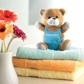 Pluchen teddybeer met kleurrijke outfit