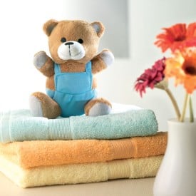 Pluchen teddybeer met kleurrijke outfit
