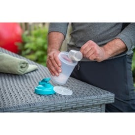 Protein shaker 400ml - plastic - transparant - afsluitbaar schroefdop - uitneembaar zeefje